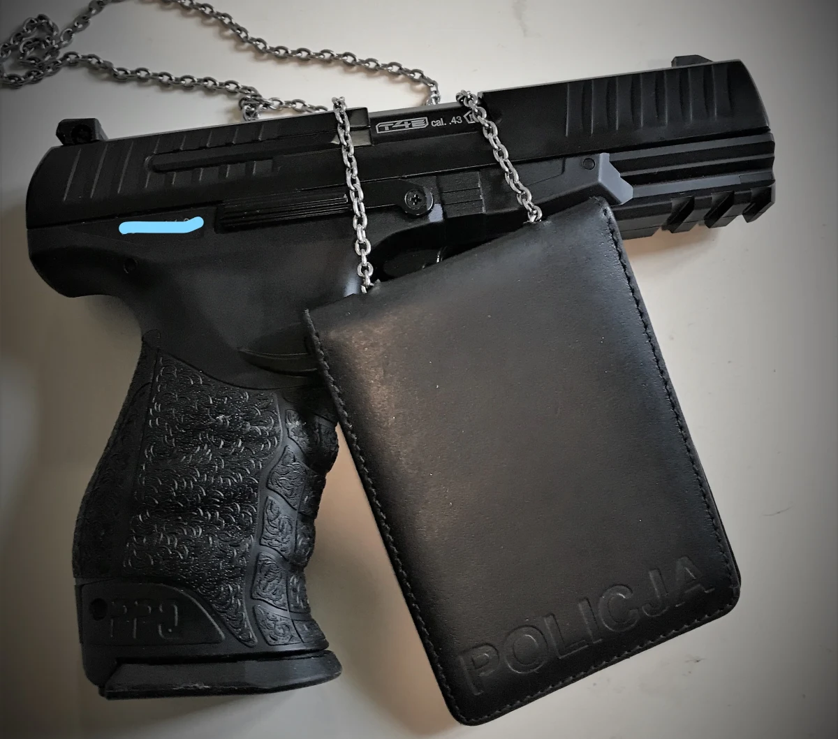 Podlascy policjanci użyli broni w pościgu za 20-latkiem, który ukradł samochód dostawczy. Mężczyzna uciekał funkcjonariuszom przez kilkadziesiąt kilometrów.