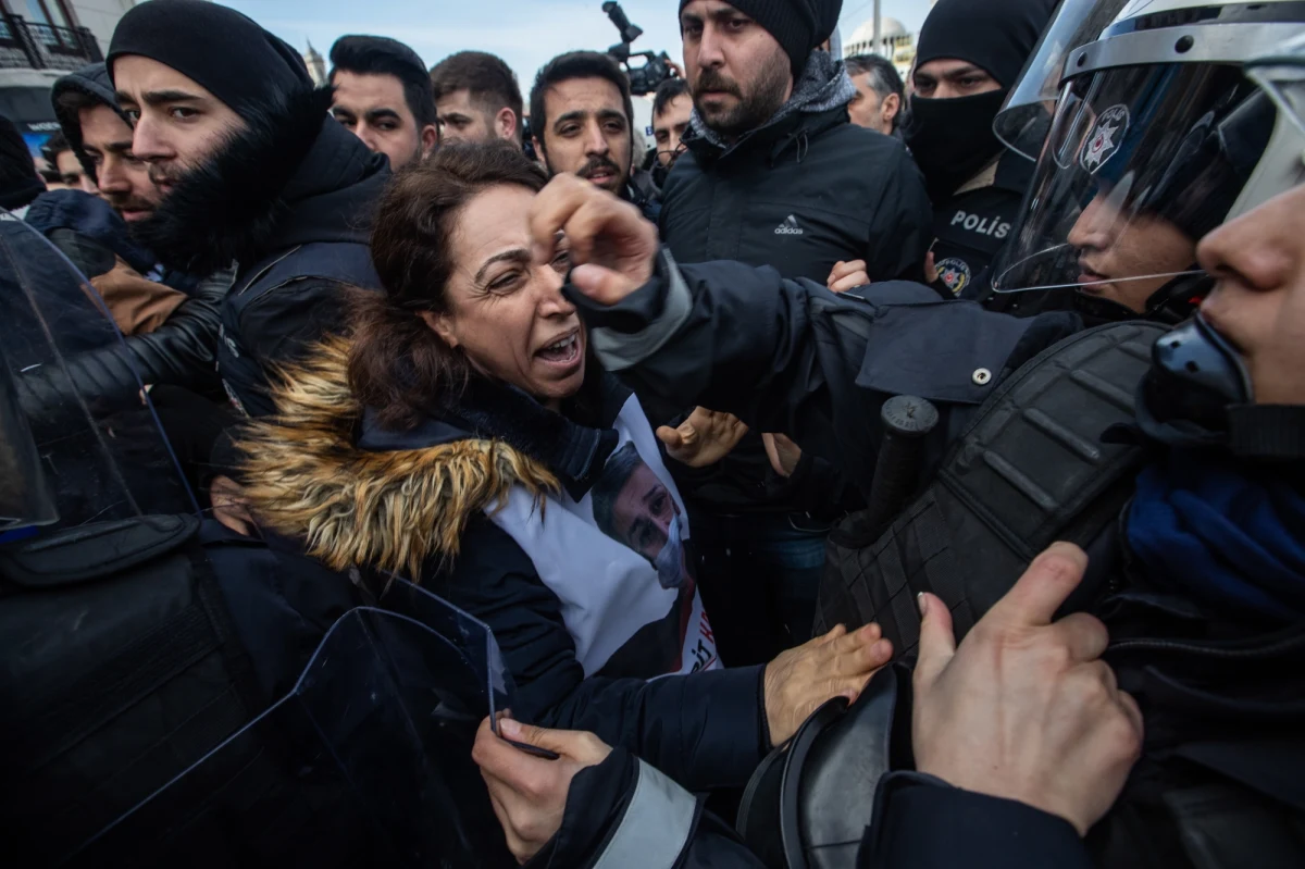 W Turcji aresztowano we wtorek 729 osób podejrzewanych o powiązania z islamskim kaznodzieją Fethullahem Gulenem - poinformowała prokuratura w Ankarze. Turecki rząd oskarża Gulena o zorganizowanie próby przewrotu wojskowego w 2016 roku.