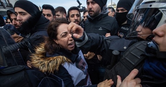 W Turcji aresztowano we wtorek 729 osób podejrzewanych o powiązania z islamskim kaznodzieją Fethullahem Gulenem - poinformowała prokuratura w Ankarze. Turecki rząd oskarża Gulena o zorganizowanie próby przewrotu wojskowego w 2016 roku.