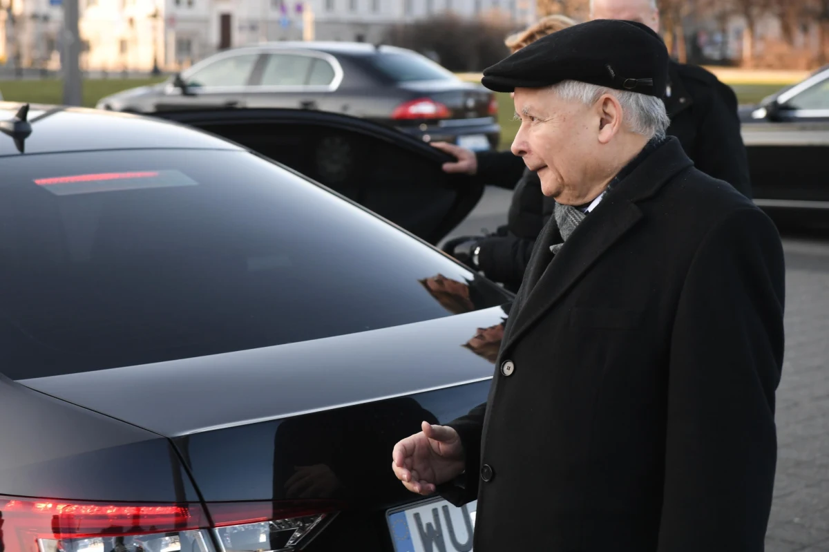 "Nie usprawiedliwiam w żadnym wypadku współpracy Kazimierza Kujdy ze służbami PRL; informacja o niej spadła na mnie jak „grom z jasnego nieba" - mówi Jarosław Kaczyński w wywiadzie dla PAP. Prezes PiS był pytany też m.in. o wypowiedzi Adama Glapińskiego po doniesieniach medialnych o zarobkach w NBP oraz o to, kiedy jego ugrupowanie przedstawi listy kandydatów w wyborach do Parlamentu Europejskiego. 