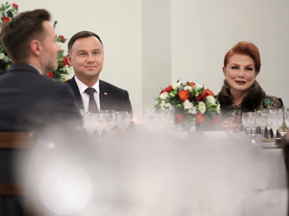 Stany Zjednoczone planują znacząco zwiększyć liczbę swych żołnierzy w Polsce - ogłosiła Georgette Mosbacher w wywiadzie opublikowanym na stronach "Financial Times". Ambasador USA w Warszawie, która objęła stanowisko w ubiegłym roku, uciekła od deklaracji w sprawie tego, czy w Polsce powstanie stała baza wojsk USA. W tej chwili amerykański kontyngent w naszym kraju liczy 4 tysiące żołnierzy.