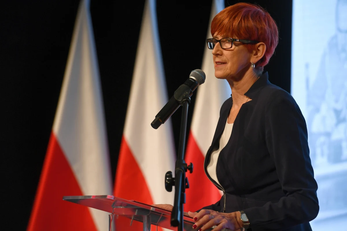 Rząd przygotowuje się do korekty programu Rodzina 500+. Najważniejsze zmiany mają dotyczyć samotnych rodziców. Jak podaje "Fakt", by dostać 500+ na drugie i kolejne dziecko, nie będą musieli mieć ustalonego prawa do alimentów.