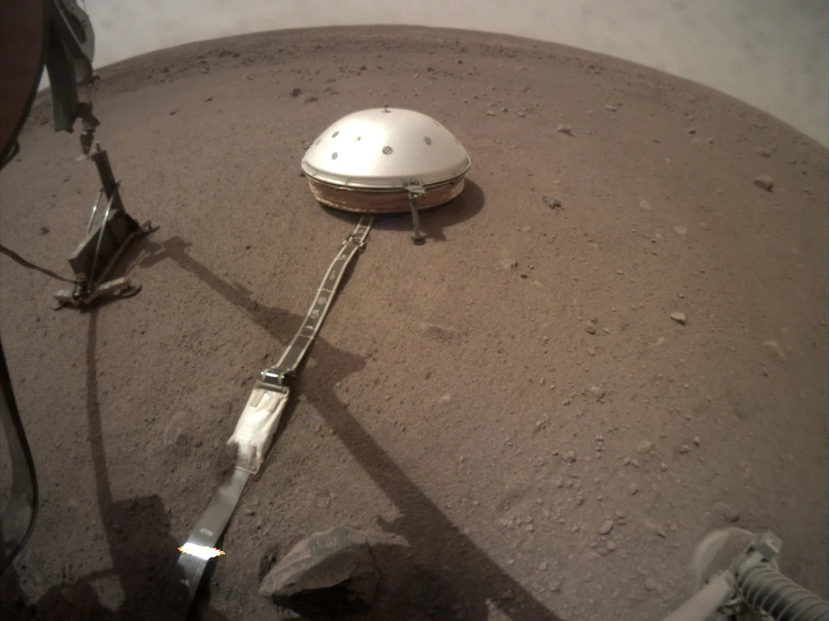 Sonda InSight ma już do dyspozycji na marsjańskim gruncie oba swoje instrumenty naukowe. Minionej nocy z pomocą specjalnego manipulatora postawiła na powierzchni Czerwonej Planety, obok sejsmometru, sondę termiczną HP3 z polskim Kretem na pokładzie. Zbudowany przez polskich naukowców i inżynierów penetrator według najnowszych planów rozpocznie pracę 22 lutego. Jego zadaniem będzie wbicie się pod powierzchnię na głębokość 5 metrów. Ma to pozwolić na pomiary ciepła płynącego z wnętrza planety.