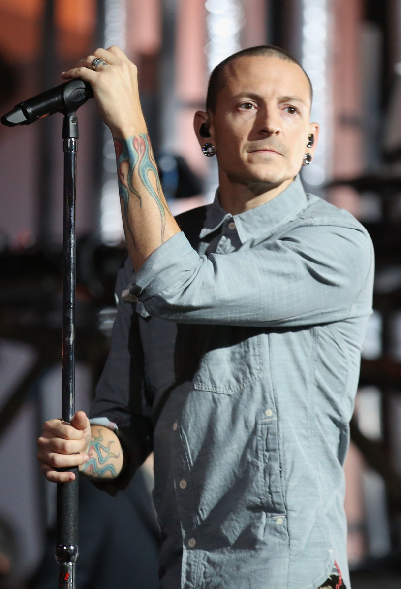 Jaime Bennington, syn tragicznie zmarłego Chestera Benningtona, nawiązał współpracę z byłym zespołem wokalisty Linkin Park, Grey Daze. 