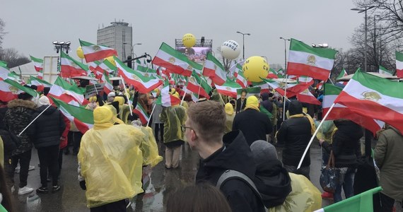 Protest Irańczyków przed Stadionem Narodowym w Warszawie przed rozpoczęciem Szczytu Bliskowschodniego. W demonstracji bierze udział kilkaset osób.