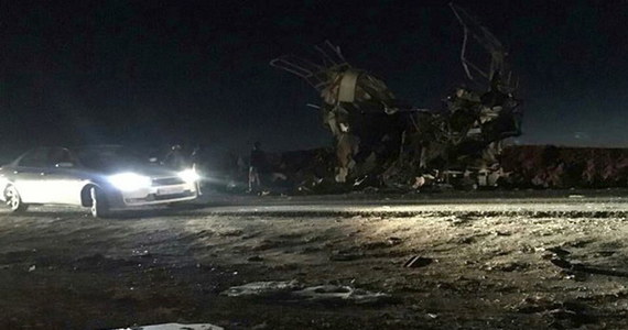 Co najmniej 27 osób zginęło i 20 zostało rannych w samobójczym zamachu bombowym na autobus przewożący funkcjonariuszy Korpusu Strażników Rewolucji Islamskiej na południowym wschodzie Iranu - podała państwowa irańska agencja IRNA.