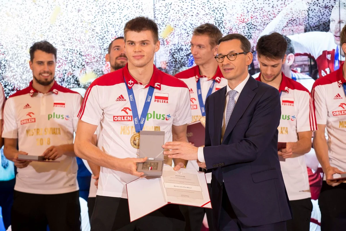 „Na razie nie myślę o reprezentacji. Po pierwsze muszę w ogóle dostać powołanie” – mówi w rozmowie z RMF FM siatkarz Onico Warszawa Bartosz Kwolek, choć dodaje, że dołączenie do drużyny Wilfredo Leona na pewno da kadrze nowy impuls. Onico to na razie wicelider tabeli w Plus Lidze. „Chcemy awansować spokojnie do play-offów i powalczyć o coś więcej” – deklaruje Kwolek. 