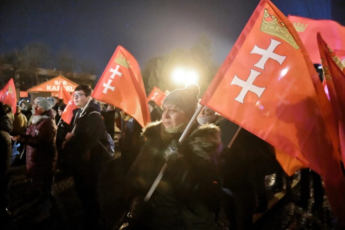 Około 1,5 tys. osób spotkało się w środę wieczorem w centrum Gdańska, aby w ramach spotkania „Światełko dla prezydenta” uczcić pamięć zamordowanego przed miesiącem prezydenta Gdańska Pawła Adamowicza. Spotkanie zakończyło miesięczną żałobę wprowadzoną przez samorząd.