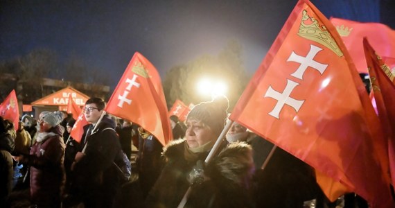 Około 1,5 tys. osób spotkało się w środę wieczorem w centrum Gdańska, aby w ramach spotkania „Światełko dla prezydenta” uczcić pamięć zamordowanego przed miesiącem prezydenta Gdańska Pawła Adamowicza. Spotkanie zakończyło miesięczną żałobę wprowadzoną przez samorząd.