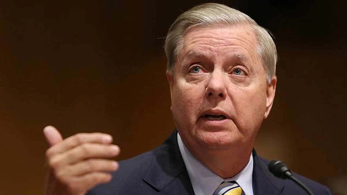 Demokraci i Republikanie w Senacie USA zaproponowali projekt ustawy, która nałożyłaby bardzo surowe sankcje na Rosję, w tym na sektor naftowy, bankowy i wydobywczy - podał w środę Reuters, który dotarł do tekstu ustawy.
