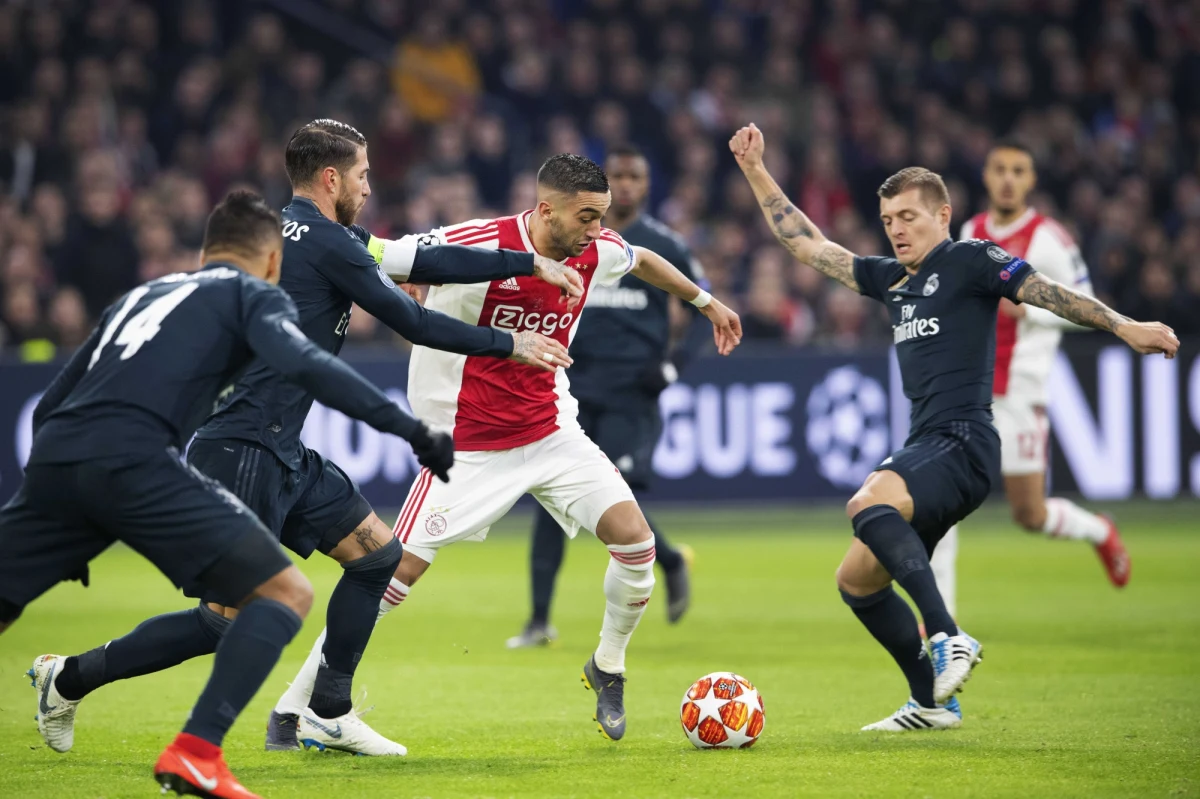Ajax Amsterdam przegrał z Realem Madryt 1:2 (0:0) w pierwszym meczu 1/8 finału piłkarskiej Ligi Mistrzów. Rewanż 5 marca w stolicy Hiszpanii.