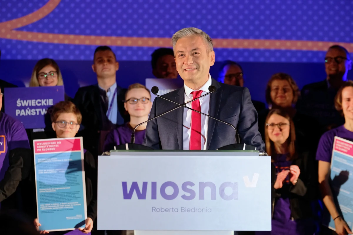 "Zaczynamy naszą drogę ku zmianie, żeby już nikt nie pozostawał z tyłu" – mówił w środę wieczorem w Katowicach lider partii Wiosna Robert Biedroń. Zaprezentowano tam postulaty ugrupowania oparte na idei równości i poszanowania mniejszości.