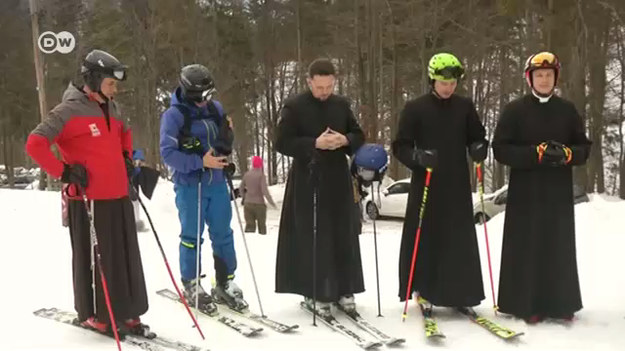 Odłożyli brewiarze, złapali za narty. Księża to całkiem nieźli narciarze! 