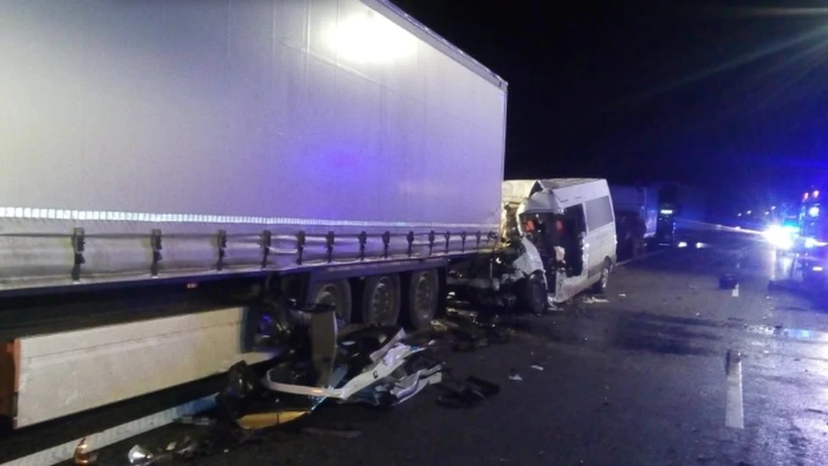 Kujawsko-pomorscy policjanci zatrzymali kierowcę, który wczoraj w nocy w okolicach Torunia wjechał pod prąd i spowodował karambol - dowiedział się reporter RMF FM. W wypadku zginęła jedna osoba, a dwie zostały ranne. 