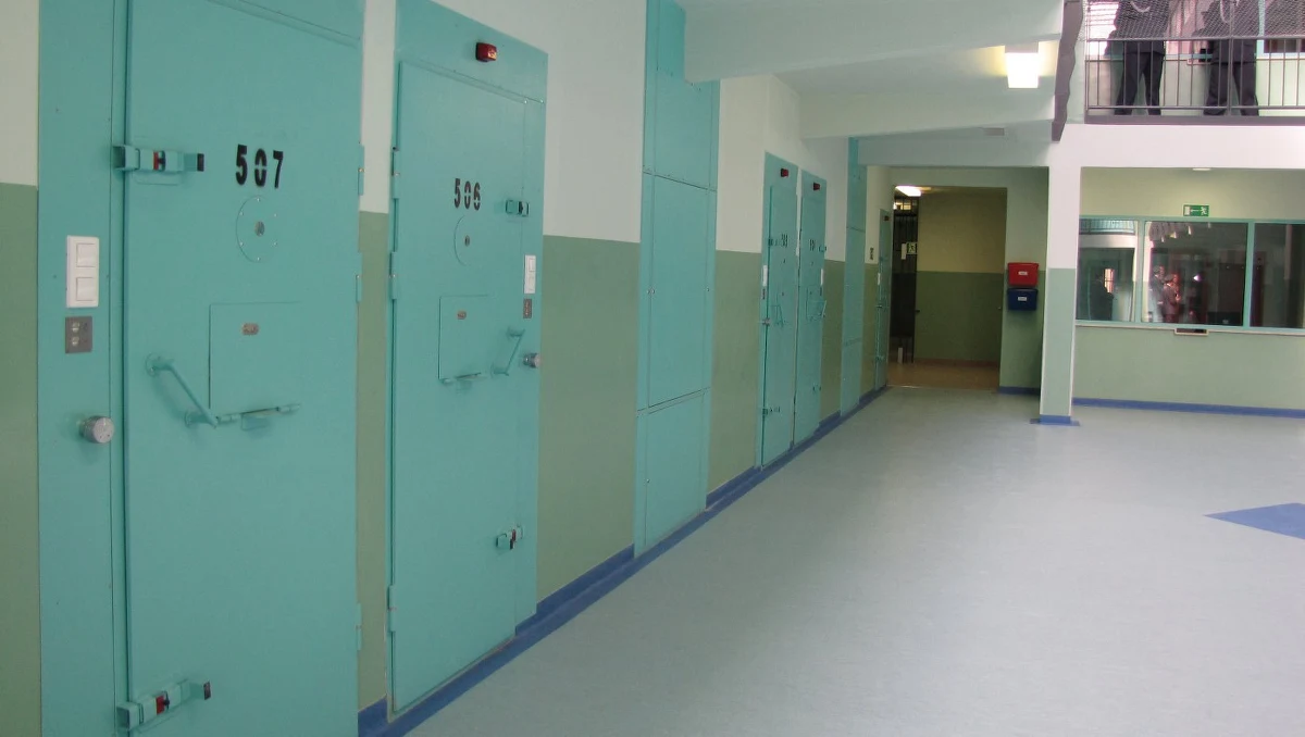 Na pięć lat więzienia skazał Sąd Okręgowy w Opolu 27-letniego Pawła D., który przy pomocy noża sterroryzował sprzedawcę w sex shopie, a następnie ukradł ze sklepu pieniądze i sztuczną waginę. Wyrok jest nieprawomocny.