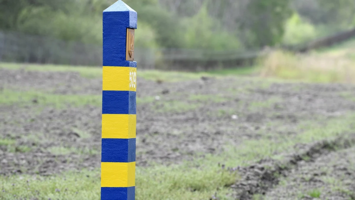 41-letniego cudzoziemca, który usiłował przekroczyć zieloną granicę z Polski na Ukrainę, zatrzymali strażnicy graniczni z placówki w Hermanowicach ( województwo podkarpackie). Mężczyzna, który nie miał przy sobie żadnych dokumentów mówił, że idzie do ukochanej.