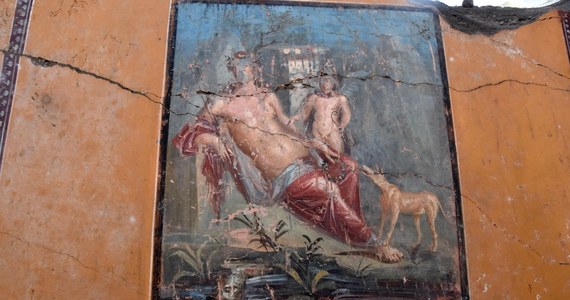 Kolejne niezwykłe odkrycie w Pompejach - tak dyrekcja terenu archeologicznego na południu Włoch podsumowała znalezienie podczas prowadzonych tam prac wykopaliskowych fresku, który przedstawia Narcyza przeglądającego się w wodzie. Jest on dobrze zachowany.