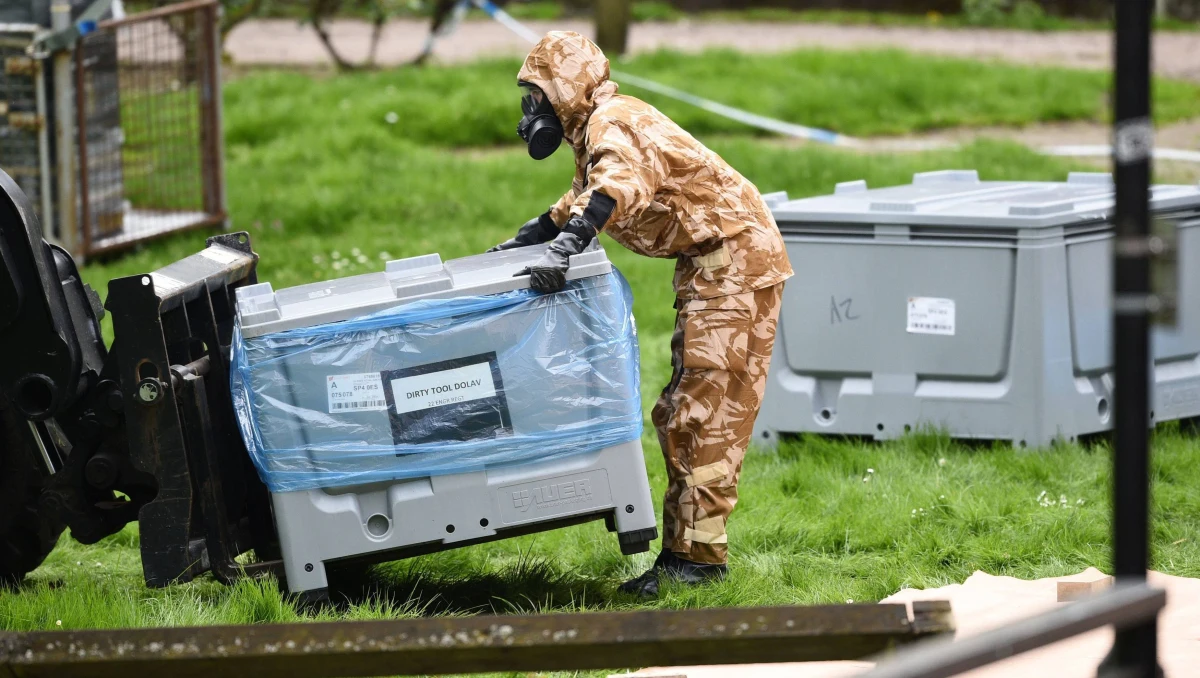 Trzeci mężczyzna podejrzewany o udział w próbie otrucia byłego agenta GRU Siergieja Skripala w brytyjskim Salisbury to wysoko postawiony funkcjonariusz rosyjskiego wywiadu wojskowego Denis Siergiejew - informuje w czwartek portal śledczy Bellingcat.