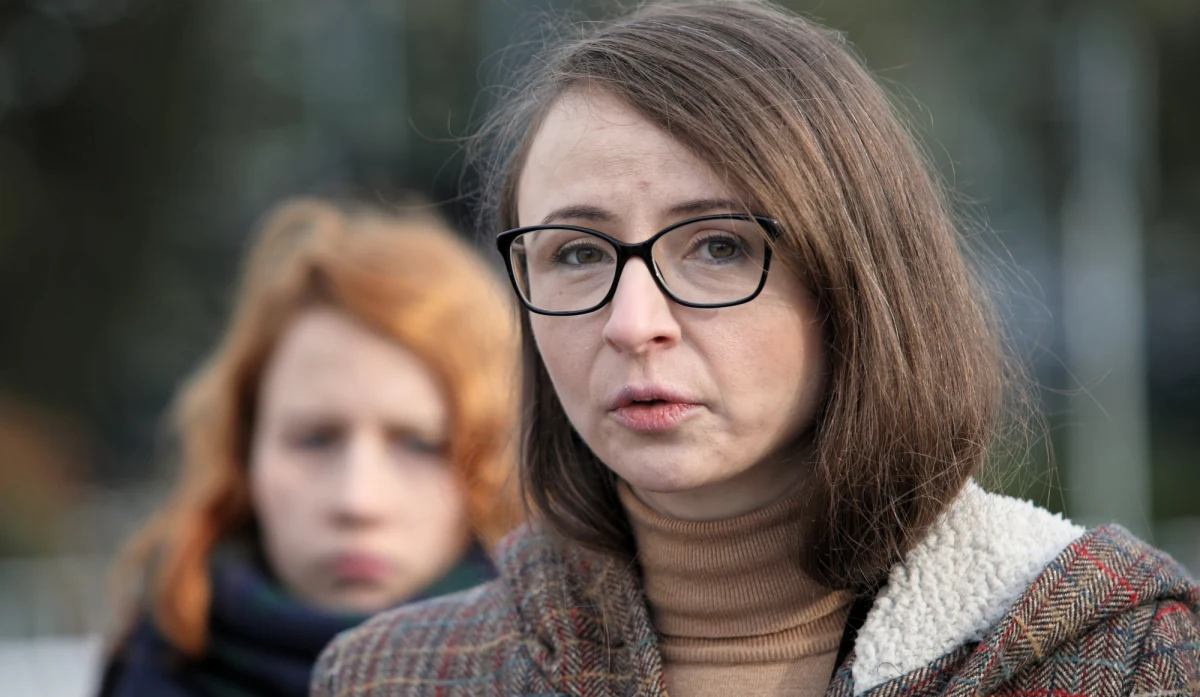 "Złożyłam dziś rezygnację z członkostwa w Partii Razem" – poinformowała Agnieszka Dziemianowicz-Bąk, jedna z liderek ugrupowania. Jak podaje PAP, miała ona być zwolenniczką wspólnego startu w najbliższych wyborach z Wiosną Roberta Biedronia, przeciwko któremu opowiedziały się władze Razem.