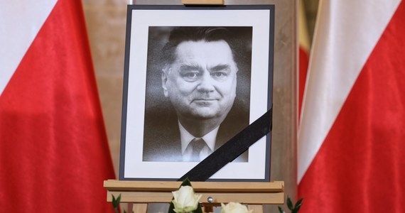 W piątek rozpoczną się uroczystości pogrzebowe byłego premiera Jana Olszewskiego. W związku z tym prezydent Andrzej Duda zarządził żałobę narodową od północy z czwartku na piątek do godz. 19 w sobotę. 