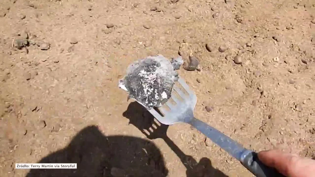 Ziemia na jednej z farm w Mount Denison w północnej Australii była tak gorąca, że farmer... smażył na niej jajko. Wcześniej zaobserwował, że grunt na jego posesji jest zwęglony i unosi się nad nim dym. Termometr, zanim się stopił, wskazał temperaturę 210 stopni Celsjusza.
