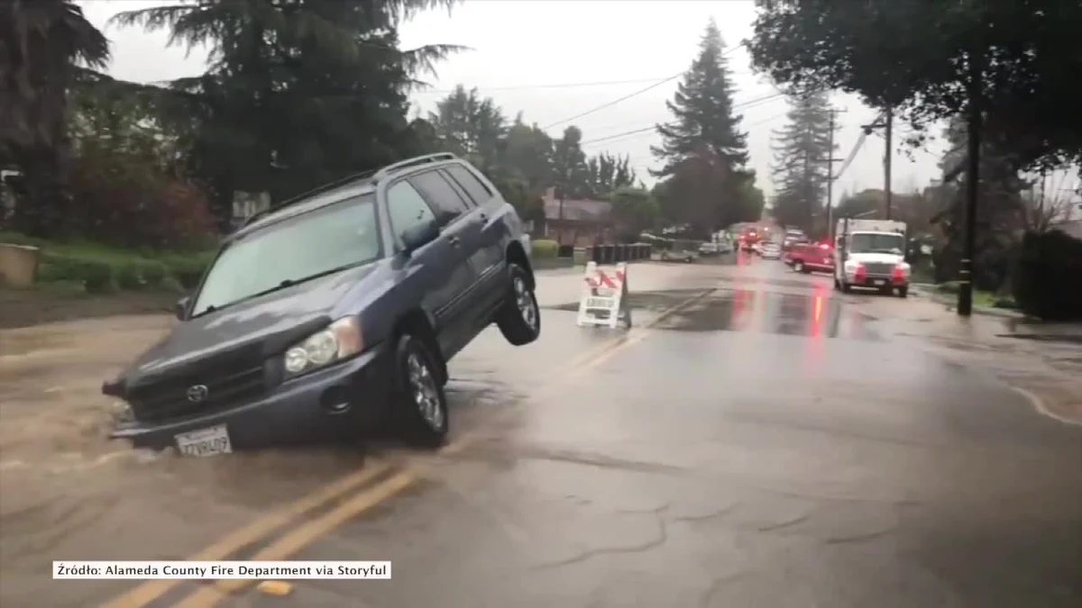 Mieszkańcy Kalifornii zmagają się z ulewnymi deszczami. W niektórych miejscach tego amerykańskiego stanu wystąpiły powodzie błyskawiczne. W miejscowości Castro Valley samochód utknął w ogromnej dziurze na środku jezdni.