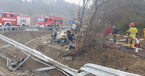 Trzy osoby zostały ciężko ranne po wypadku pomiędzy Mogilanami a Głogoczowem na tzw. zakopiance. Na miejscu wylądował śmigłowiec Lotniczego Pogotowia Ratunkowego.