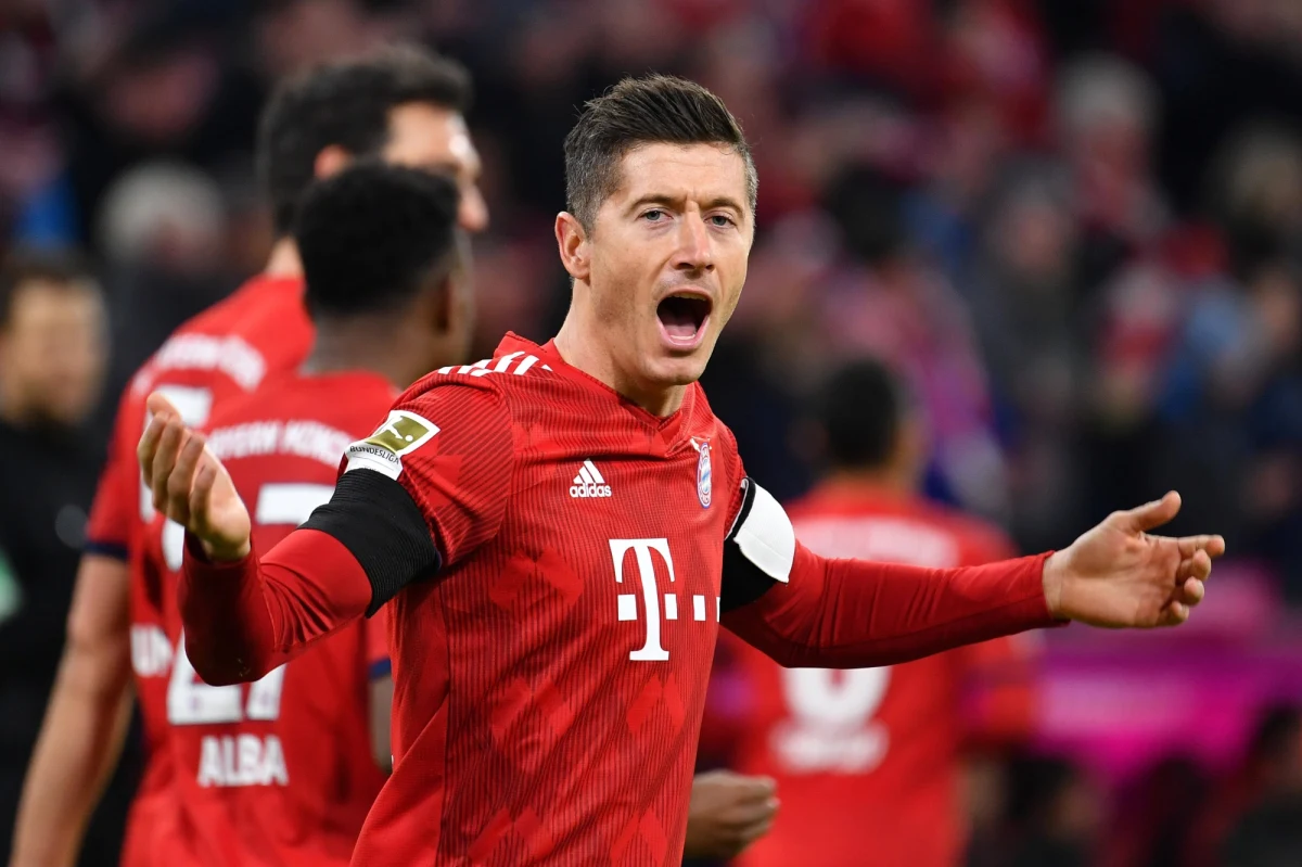 Robert Lewandowski jest coraz bliżej zostania najbardziej bramkostrzelnym zagranicznym piłkarzem w historii Bundesligi. Polski napastnik strzelił dotychczas w barwach Borussii Dortmund i Bayernu Monachium 193 bramki. Lider tej klasyfikacji Claudio Pizarro ma o jedno trafienie więcej. Okazję do dogonienia - lub nawet prześcignięcia - Peruwiańczyka Lewandowski będzie miał już dzisiaj: Bayern zagra bowiem wieczorem z Augsburgiem.