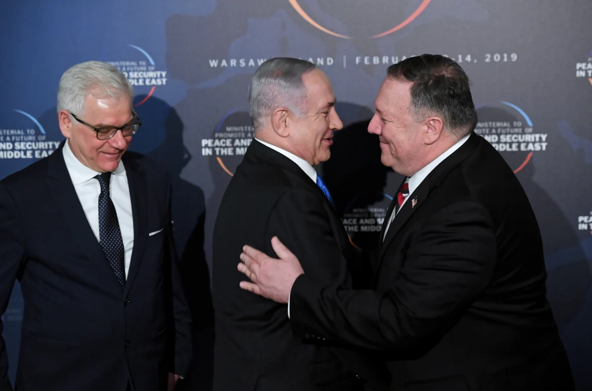 Ci, co kierują polską dyplomacją, zachowują się wobec obcych prezydentów, premierów i ambasadorów jak chłopi pańszczyźniani wobec panów dziedziców. Gdzie się podziały wartości, którymi kierowali się Ojcowie Niepodległości? Gdzie niezłomność i hart ducha? Józefowi Piłsudskiemu, Romanowi Dmowskiemu czy Wojciechowi Korfantemu przyszło działać w o wiele gorszych warunkach, ale jednak zachowali oni godność swoją i narodu.