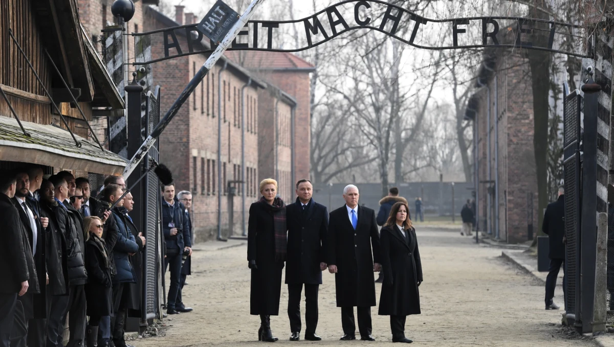 Andrzej Duda i Mike Pence złożyli wieńce przed Ścianą Straceń na dziedzińcu bloku 11. w byłym obozie Auschwitz I oddając hołd wszystkim ofiarom.