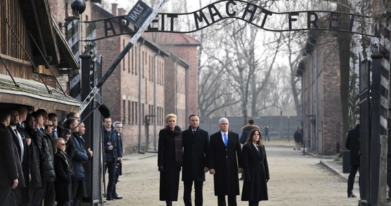 Andrzej Duda i Mike Pence złożyli wieńce przed Ścianą Straceń na dziedzińcu bloku 11. w byłym obozie Auschwitz I oddając hołd wszystkim ofiarom.