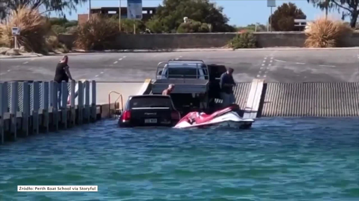 Chwila nieuwagi drogo kosztowała pewnego mieszkańca australijskiego Perth. Mężczyzna próbował zwodować skuter, ale niechcący w wodzie znalazło się też jego porsche cayenne.