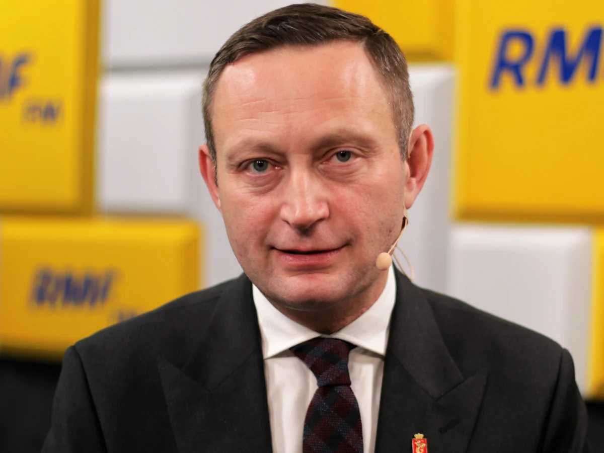 "Rada Warszawy zobowiązała prezydenta do tego, żeby taki pomnik powstał. Rada podjęła wczoraj tę decyzję jednogłośnie, więc ratusz rozpocznie prace nad tym pomnikiem. Teraz trzeba się zastanowić, gdzie ten pomnik mógłby powstać. Rekomendacja Rady jest taka, żeby było to w reprezentacyjnym miejscu, które jest istotne dla Warszawy. Te prace powoli się rozpoczną. Obowiązek wzniesienia pomnika ciąży na władzach miasta" - mówi w Popołudniowej rozmowie w RMF FM Paweł Rabiej, wiceprezydent Warszawy.