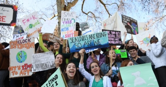 Przeciw temu, co nazywają bezczynnością w sprawach klimatu, w piątek po południu przed gmachem francuskiego ministerstwa transformacji ekologicznej zebrało się kilkaset młodych osób.