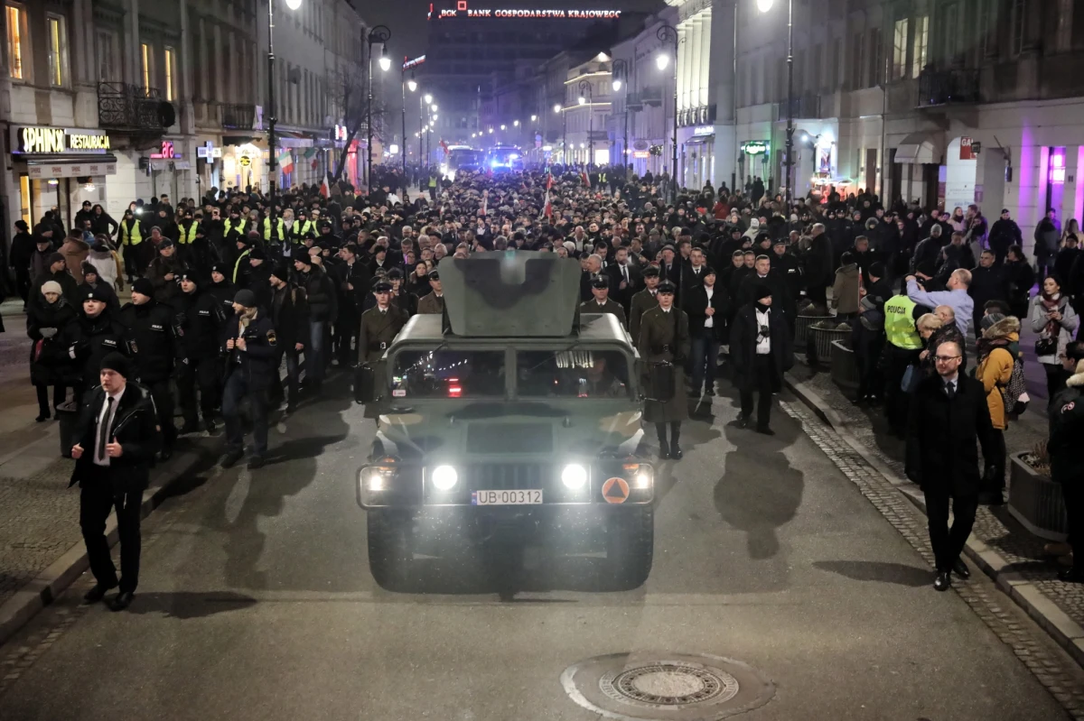 Trumna z ciałem b. premiera Jana Olszewskiego stanęła w sanktuarium Matki Bożej Łaskawej na warszawskim Starym Mieście, gdzie odbywają się nocne czuwanie i modlitwy. Byłego premiera odprowadził z KPRM kondukt z honorami wojskowymi. Kroczyli w nim przedstawiciele najwyższych władz państwowych.