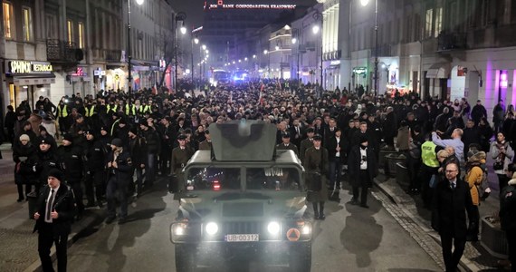 Trumna z ciałem b. premiera Jana Olszewskiego stanęła w sanktuarium Matki Bożej Łaskawej na warszawskim Starym Mieście, gdzie odbywają się nocne czuwanie i modlitwy. Byłego premiera odprowadził z KPRM kondukt z honorami wojskowymi. Kroczyli w nim przedstawiciele najwyższych władz państwowych.