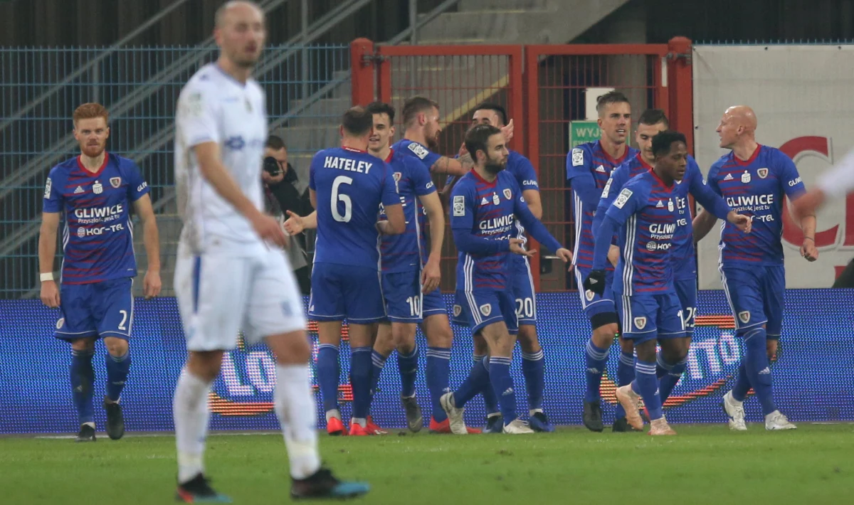 Zespół Adama Nawałki stracił aż cztery gole w spotkaniu z drużyną Piasta Gliwice prowadzoną przez innego byłego szkoleniowca kadry - Waldemara Fornalika. To już druga porażka zespołu z Poznania w rundzie wiosennej. Wcześniej Lechici okazali się gorsi od Zagłębia Lubin.