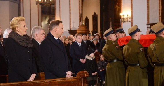 "Jan Olszewski walczył o Polskę, w której ma zwyciężać uczciwość, a nie cynizm i draństwo, to było motto jego życia i taki testament nam zostawia" - powiedział podczas mszy pogrzebowej Jana Olszewskiego prezydent Andrzej Duda. "Dziękuję za Pana piękne życie i wspaniałą postawę" - podkreślił.