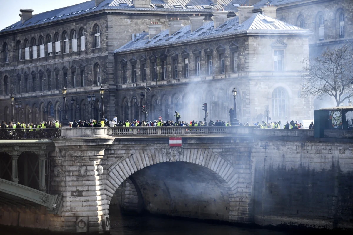 Do starć z policja doszło po głównej demonstracji „żółtych kamizelek” w Paryżu. Uczestnicy protestu obrzucili kamieniami i butelkami funkcjonariuszy, którzy odpowiedzieli gazem łzawiącym i pałkami.