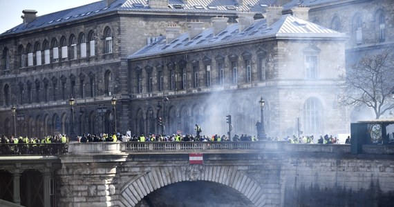 Do starć z policja doszło po głównej demonstracji „żółtych kamizelek” w Paryżu. Uczestnicy protestu obrzucili kamieniami i butelkami funkcjonariuszy, którzy odpowiedzieli gazem łzawiącym i pałkami.