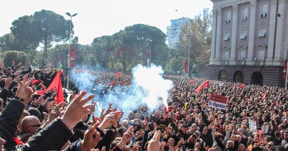 W stolicy Albanii tłum protestujących próbował wtargnąć do siedziby premiera. Protest zorganizowany przez partie opozycyjne wezwał premiera Ediego Ramę do rezygnacji ze stanowiska premiera. Jest oskarżany o korupcję.