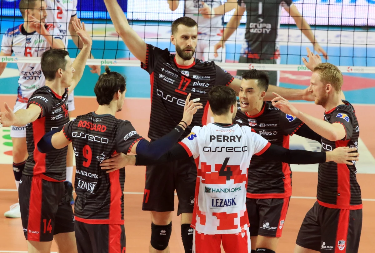 Siatkarze Asseco Resovii wygrali na wyjeździe z niepokonaną dotychczas w tym sezonie w ekstraklasie Zaksą Kędzierzyn-Koźle 3:0, przerywając na 16 serię zwycięstw kędzierzynian. Niemal identyczna sytuacja miała miejsce rok temu.