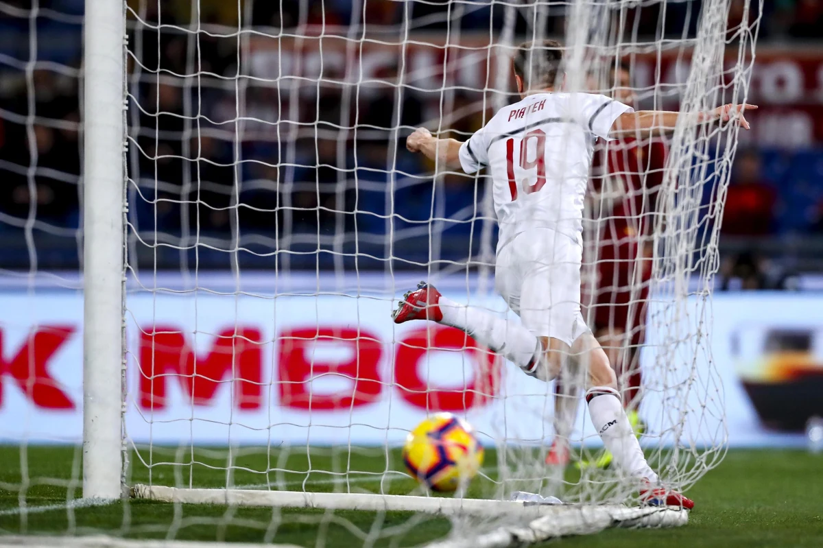 Krzysztof Piątek powiększył swój dorobek o kolejne dwa gole w wygranym przez Milan spotkaniu z Atalantą Bergamo (3:1). Pierwszą bramkę zdobył tuż przed zakończeniem pierwszej połowy. Był to gol wyrównujący wynik (1:1).  Po przerwie znowu trafił do bramki, tym razem głową (na 3:1). Na listę strzelców po stronie Milanu wpisał się też Hakan Calhanoglu. Gola dla Atalanty zdobył Remo Freuler.