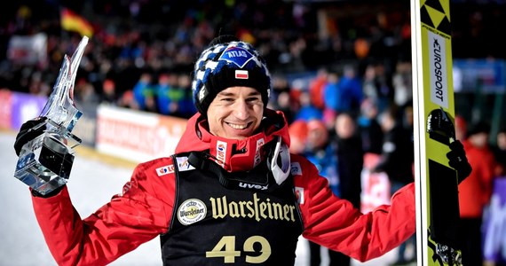 Wyniki dwóch serii konkursu Pucharu Świata w skokach narciarskich zadecydują dziś, który z zawodników zwycięży w drugiej edycji Willingen Five i zdobędzie główną nagrodę - czek na 25 tysięcy euro. Rok temu triumfował Kamil Stoch.