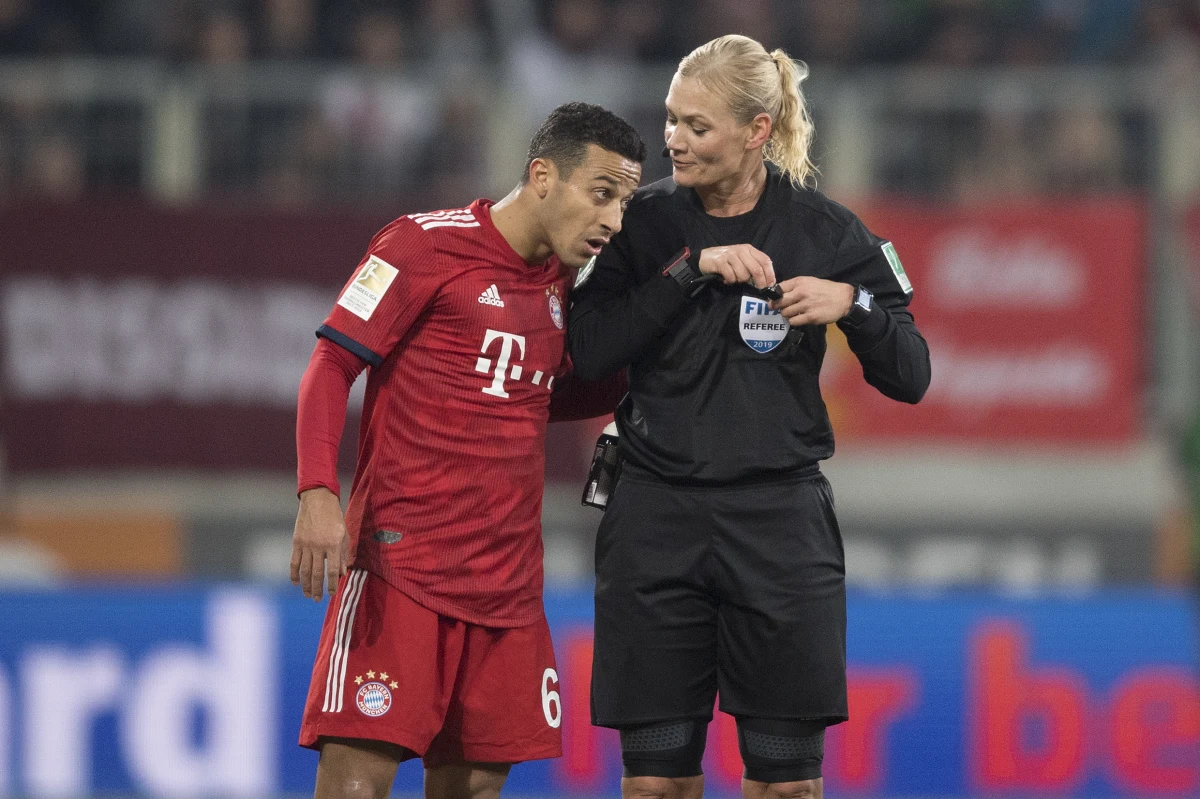 Kobieta biegająca po boisku w krótkich spodenkach? W irańskiej telewizji państwowej IRIB to widok niedopuszczalny. By nie narazić na niego widzów, w piątek stacja zrezygnowała ze zwyczajowej transmisji meczu Bundesligi: spotkanie sędziowała bowiem kobieta.