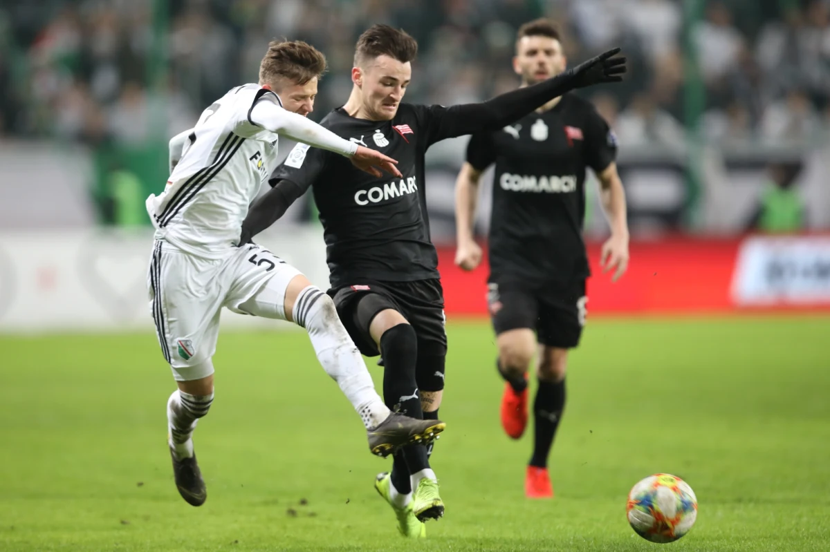 Cracovia Kraków wygrała z Legią Warszawa 2:0. Klub z Warszawy miał zmniejszyć dystans do liderującej Lechii Gdańsk, tymczasem po porażce traci do niej cztery punkty. Bohaterem meczu został Javi Hernandez, który strzelił dwa gole.
