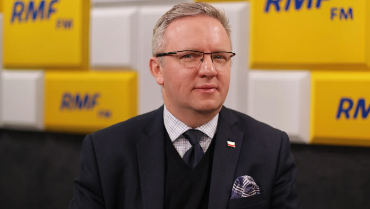 "Patrzę na to wszystko chłodno, tutaj emocje nie są najlepszym doradcą" - tak o ostatnich wydarzeniach na linii Polska-Izrael mówi w Porannej rozmowie w RMF FM Krzysztof Szczerski. "To jest taka sytuacja, która jest niezrozumiała, zwłaszcza w sytuacji konferencji bliskowschodniej, gdzie Izrael powinien cenić sobie fakt, że Polska jest dla niego przychylna" - podkreśla gość Roberta Mazurka. "Wszyscy znamy szlachetnych i dobrych Żydów i znamy głupich i złych Żydów. Znamy szlachetnych i dobrych Polaków i głupich i złych Polaków. Dobrzy i szlachetni Żydzi powinni usiąść z dobrymi i szlachetnymi Polakami, nie oddać relacji polsko-izraelskich w ręce innych" - dodaje szef gabinetu prezydenta Andrzeja Dudy. Szczerski przyznaje, że słowa Katza nie budują dobrych polsko-izraelskich relacji. Pytany o wypowiedź premiera Netanjahu mówi, że "słowa premiera były wyjaśnione, nie mogę podważać oficjalnego stanowiska państwa Izrael". "Politycy izraelscy w sposób zupełnie niepotrzebny nadszarpnęli to, co powinni rozumieć, że jest dla nich rzeczą cenną. Jeżeli tego nie rozumieją, to znaczy, że działają na szkodę swojego państwa" - zauważa Szczerski. 