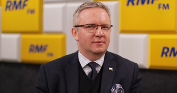 "Patrzę na to wszystko chłodno, tutaj emocje nie są najlepszym doradcą" - tak o ostatnich wydarzeniach na linii Polska-Izrael mówi w Porannej rozmowie w RMF FM Krzysztof Szczerski. "To jest taka sytuacja, która jest niezrozumiała, zwłaszcza w sytuacji konferencji bliskowschodniej, gdzie Izrael powinien cenić sobie fakt, że Polska jest dla niego przychylna" - podkreśla gość Roberta Mazurka. "Wszyscy znamy szlachetnych i dobrych Żydów i znamy głupich i złych Żydów. Znamy szlachetnych i dobrych Polaków i głupich i złych Polaków. Dobrzy i szlachetni Żydzi powinni usiąść z dobrymi i szlachetnymi Polakami, nie oddać relacji polsko-izraelskich w ręce innych" - dodaje szef gabinetu prezydenta Andrzeja Dudy. Szczerski przyznaje, że słowa Katza nie budują dobrych polsko-izraelskich relacji. Pytany o wypowiedź premiera Netanjahu mówi, że "słowa premiera były wyjaśnione, nie mogę podważać oficjalnego stanowiska państwa Izrael". "Politycy izraelscy w sposób zupełnie niepotrzebny nadszarpnęli to, co powinni rozumieć, że jest dla nich rzeczą cenną. Jeżeli tego nie rozumieją, to znaczy, że działają na szkodę swojego państwa" - zauważa Szczerski. 