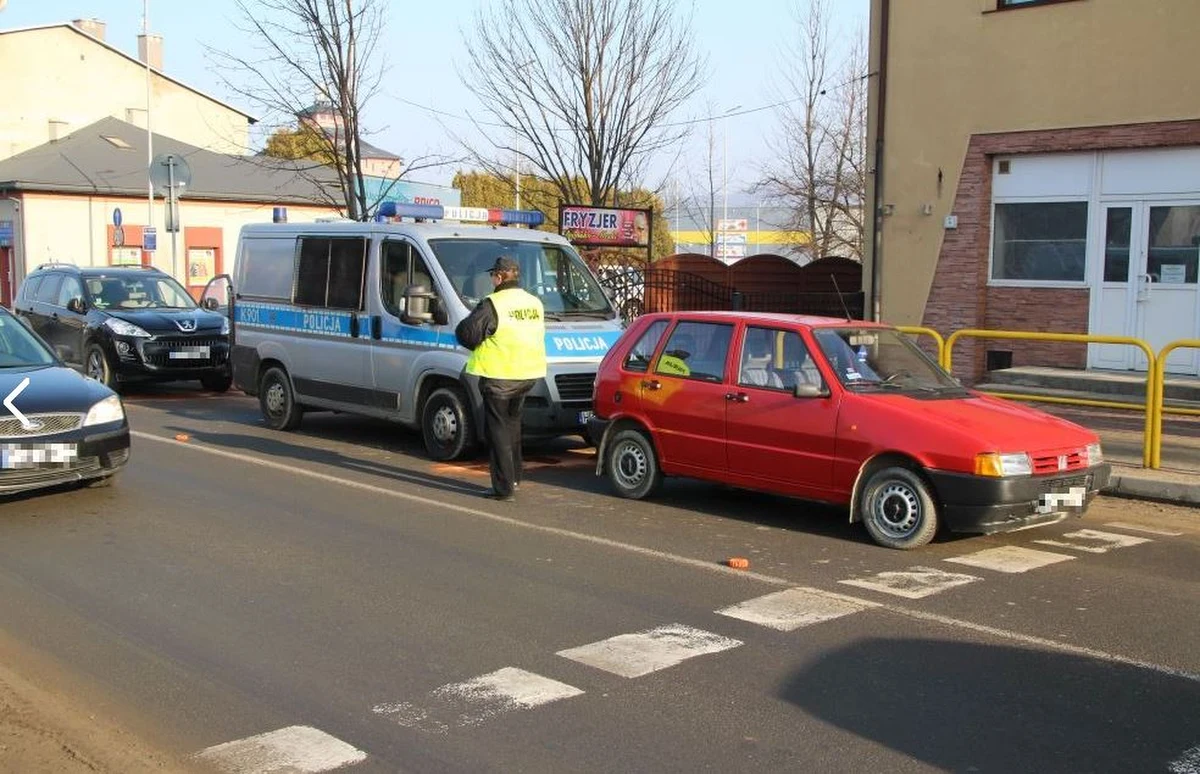 Trzy samochody zderzyły się rano na trasie krajowej numer 84 w Sanoku. W wypadku uczestniczył policyjny radiowóz. Ranni zostali dwaj policjanci. Zostali przewiezieni do szpitala. 
