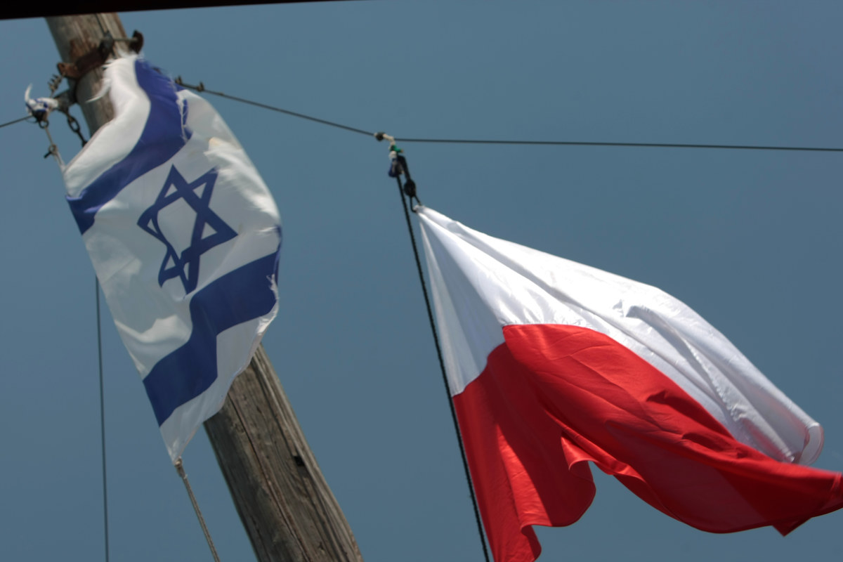 Niewiele jest rzeczy łatwiejszych, niż wywołanie kryzysu w stosunkach między krajami związanymi trudną historią. Wystarczy lekkie niedomówienie, drobne przekłamanie w tłumaczeniu, szybkie media - i po kilku dniach mamy haniebne, rasistowskie wypowiedzi i nagłówki "Polacy są wściekli".